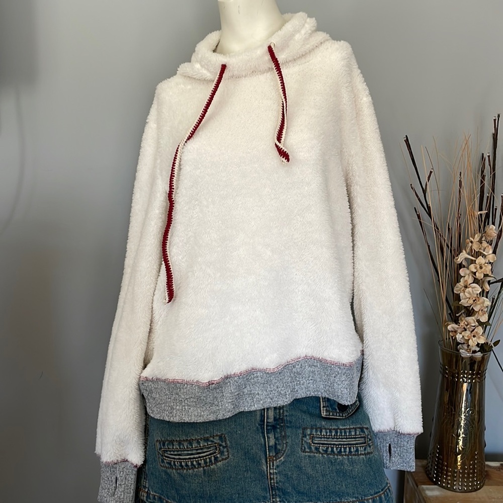 Hem & Thread Fuzzy Top, never worn, bought on here & didn’t fit. Bundle & Save!